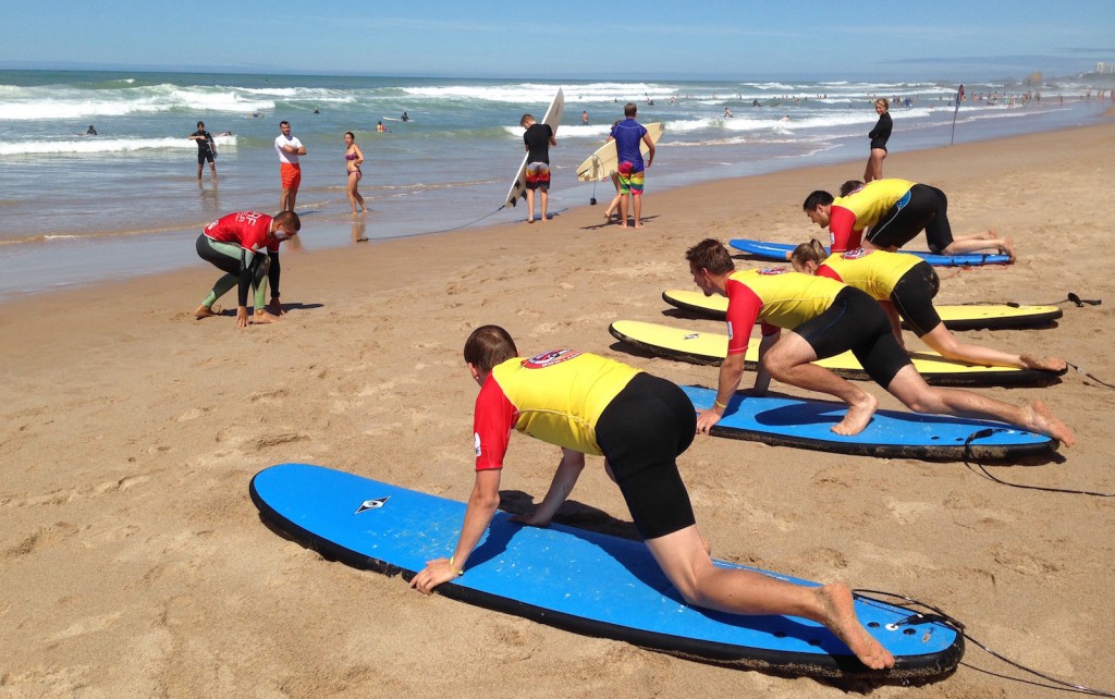 Photo d'activité près de la chambre d'hôte Irigoian, des personnes prenne une leçon de surf